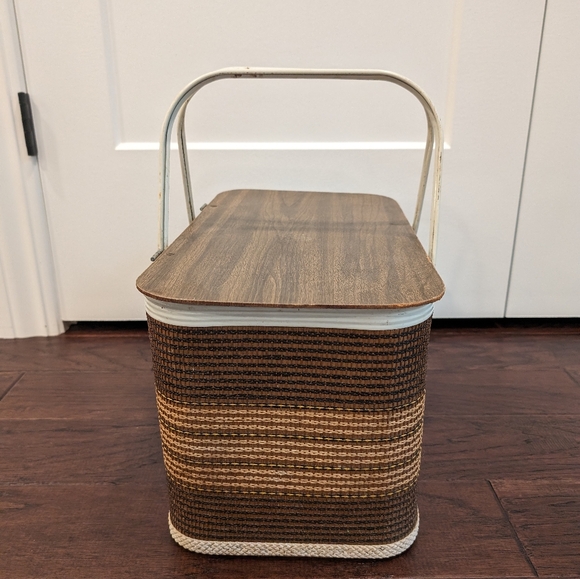 VINTAGE 60s Redmon picnic basket brown wood wicker with white folding handles - Picture 3 of 12